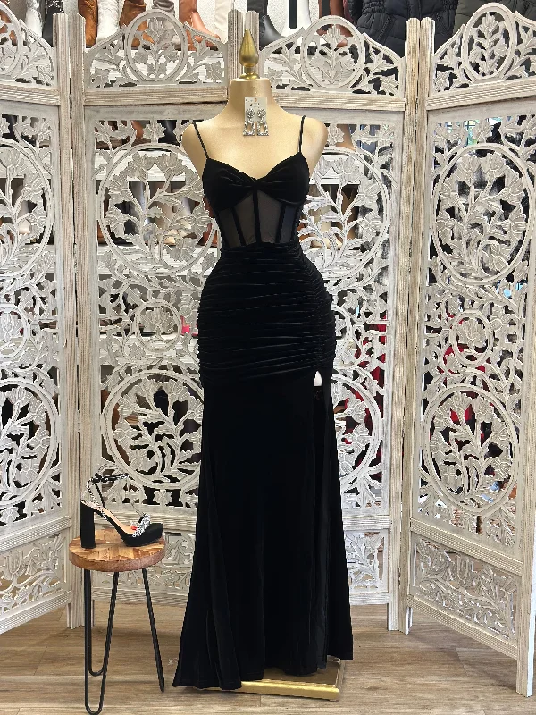 Long - Sleeve Women Dress in Velvet for a Luxurious Winter LookLong - Sleeve Women Dress in Velvet for a Luxurious Winter LookBlack Velvet Corset Gown Long - Sleeve Women Dress in Velvet for a Luxurious Winter LookLong - Sleeve Women Dress in Velvet for a Luxurious Winter LookBlack Velvet Corset Gown