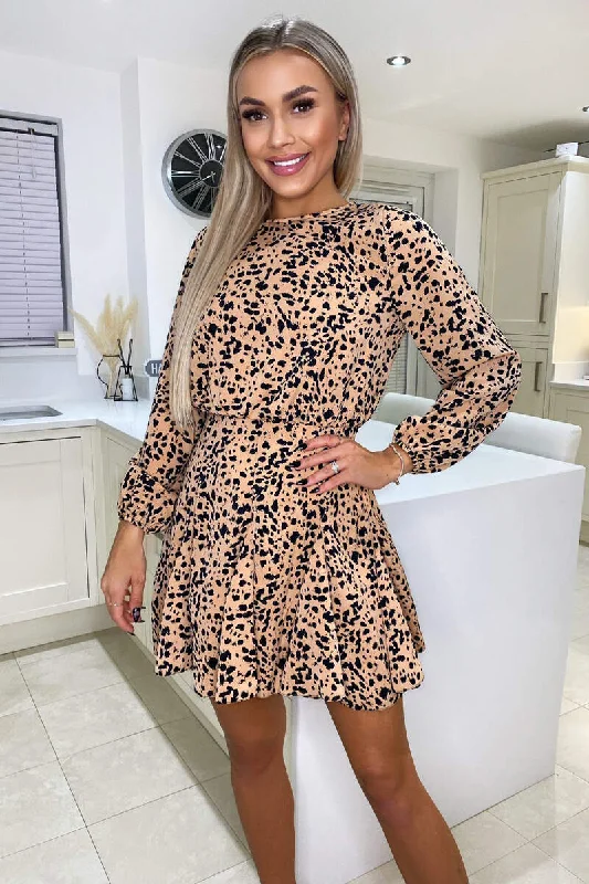 Sheath Women Dress with a Tailored Fit for a Professional LookSheath Women Dress with a Tailored Fit for a Professional LookPeach And Black Long Sleeve Pleated Skater Dress